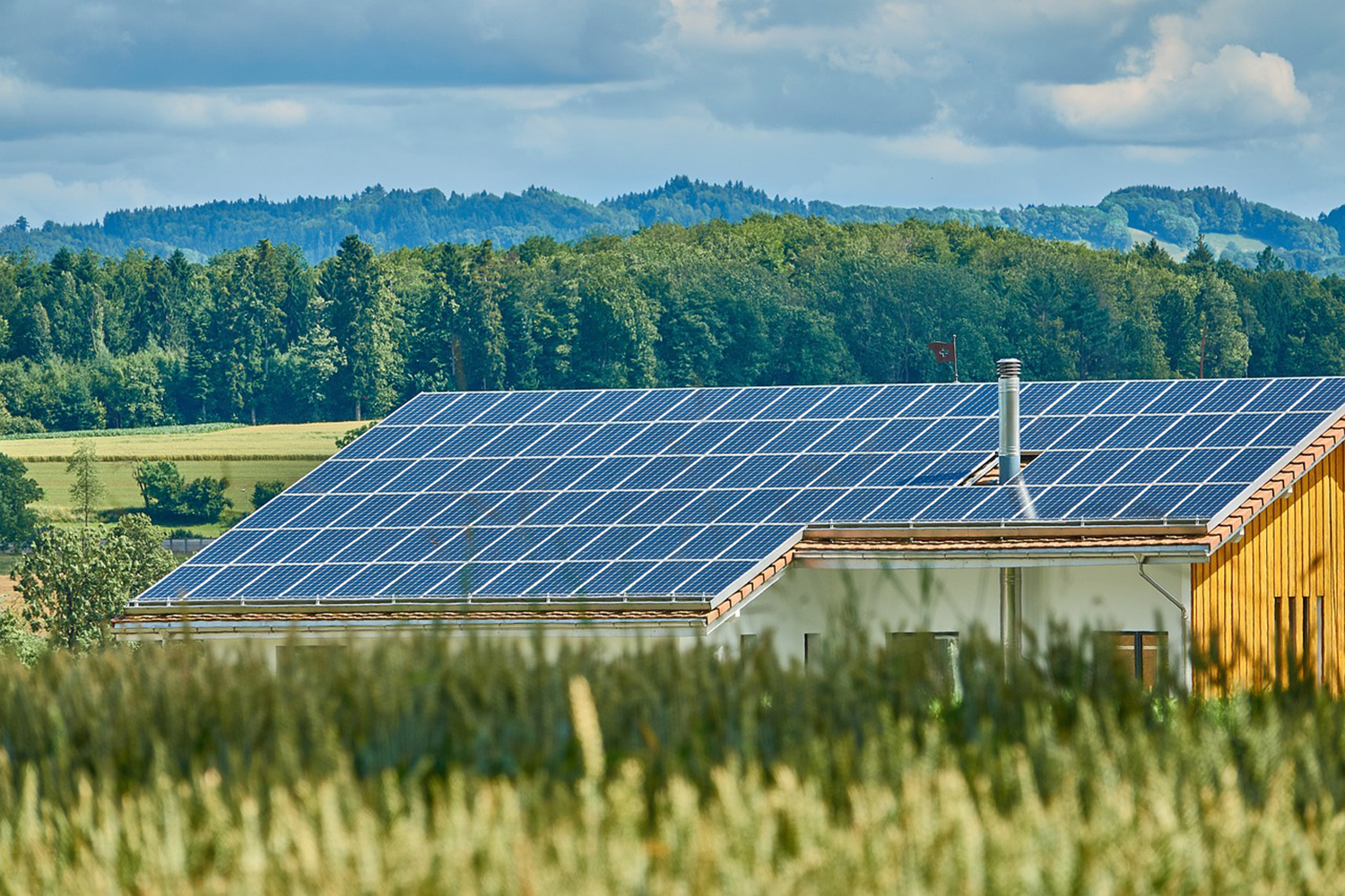 Solarauf Dach ein Landhaus auf die Wiese