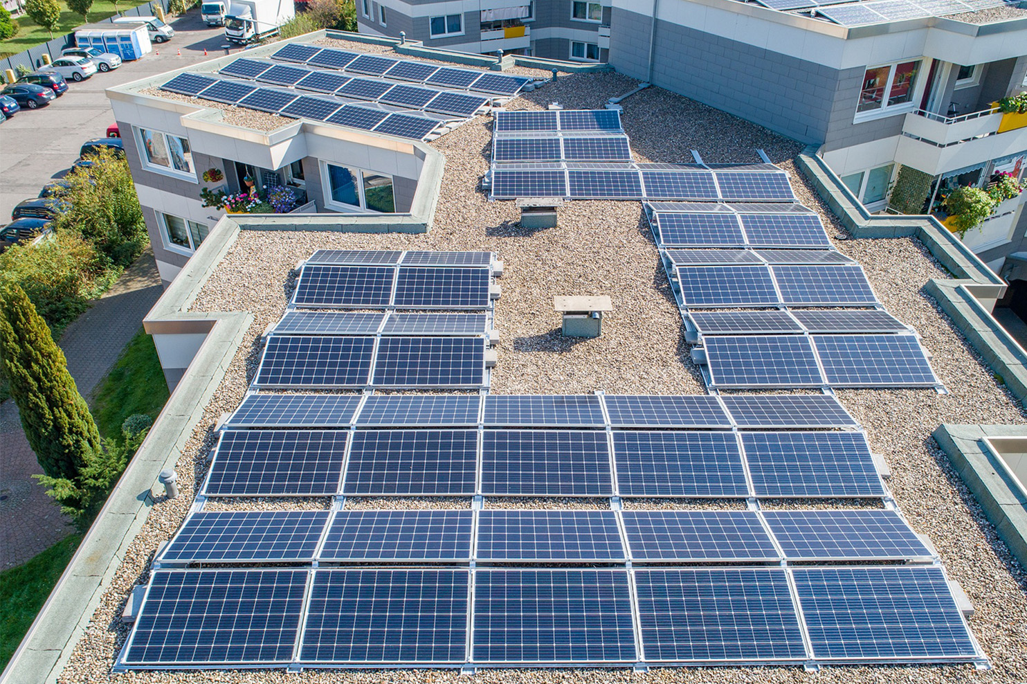 Bild3_Solarpanelen auf dem Flachdach eine Gebäte